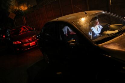 La doctora Maria Martinez, espera en una estación de gasolina en Caracas para poder cargar combustible.