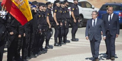 Juan Ignacio Zoido en la seva arribada a l'acte d'imposició de medalles policials.