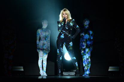 Kylie Minogue, durante su actuación en la ceremonia de los Fashion Awards 2021. La cantante eligió un diseño de Richard Quinn.