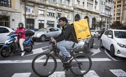 Un repartidor de Glovo, en la plaza del Ayuntamiento de Valencia.