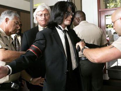 Michael Jackson, en el control del juzgado de Santa Bárbara (California) en junio de 2005.