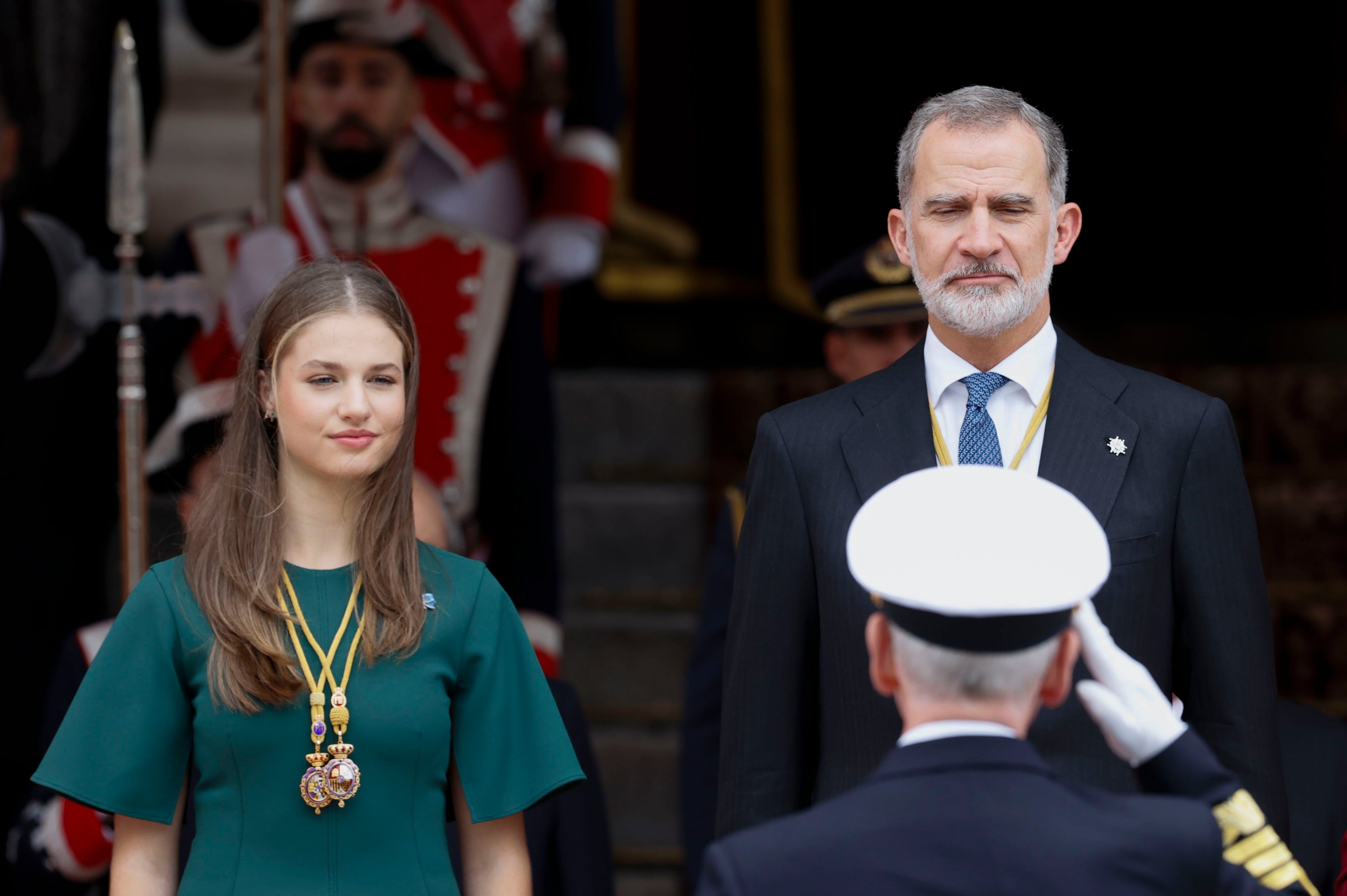 El rey Felipe VI y a la princesa Leonor durante el desfile de tropas tras la apertura de la legislatura este miércoles en Madrid. 
