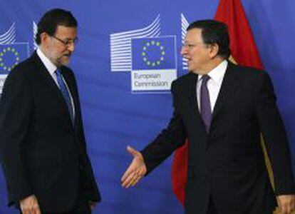El presidente del Gobierno, Mariano Rajoy (i), es recibido por el presidente de la Comisi&oacute;n Europea (CE), Jos&eacute; Manuel Durao Barroso, antes del encuentro celebrado en la sede de la CE en Bruselas, B&eacute;lgica.