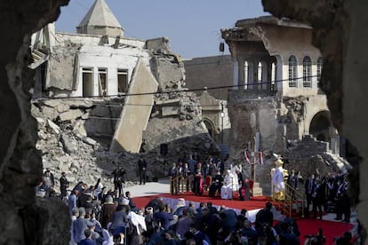 El papa Francisco, rodeado de los escombros de las iglesias destruidas, dirige una oración por las víctimas de la guerra en la plaza Hosh al Bieaa (de las cuatro iglesias), el 7 de marzo de 2021 en Mosul.