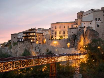 Cena en el puente de San Pablo de Cuenca, una de las actividades que la ciudad organizó para obtener la distinción de capital gastronómica 2023 y que planea repetir.