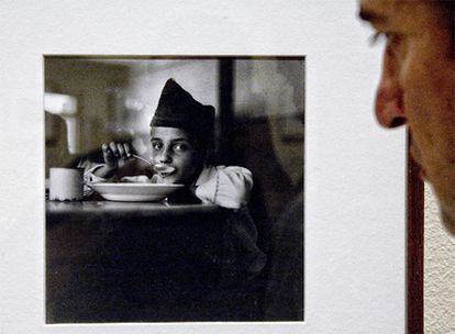 Un visitante observa una fotografía de Gerda Taro en la que se ve a un huérfano de la Guerra Civil comiendo sopa.