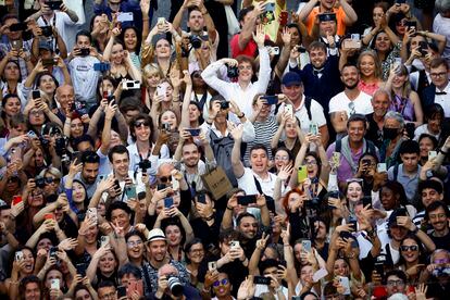 Fans saludando a Wes Anderon a la entrada de la sesión de gala de 'Asteroid City' en Cannes.