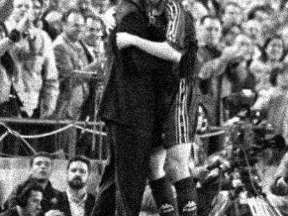 Jordi Cruyff y su padre, Johan, se abrazan en el Camp Nou en 1996.