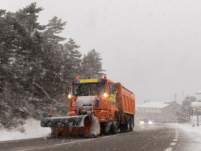 Una máquina quitanieves quita la nieve de las carreteras del Puerto de Navacerrada, a 22 de noviembre de 2021, en Madrid, (España). Los puertos de Navacerrada (M-601) y Cotos (M-604) están en nivel amarillo a causa de la nieve. Las máquinas quitanieves están trabajando en estos lugares y desde Emergencias recuerdan a los conductores que extremen la precaución, aumenten la distancia de seguridad y reduzcan la velocidad. También recomiendan llevar cadenas en sus vehículos en caso de transitar por la zona de la Sierra porque se prevén posibles espesores de hasta 10 centímetros de nieve.
22 NOVIEMBRE 2021;NIEVE;MADRID;ESPESOR;NEVADA: EMERGENCIAS;MÁQUINAS QUITANIEVES
Rafael Bastante / Europa Press
22/11/2021