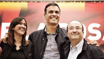 El líder del PSOE, Pedro Sánchez, amb Núria Parlon i Miquel Iceta.
