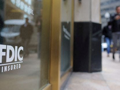 Cartel que dice 'Asegurado por la FDIC', en la puerta de una sucursal de First Republic Bank en Boston (EE UU).