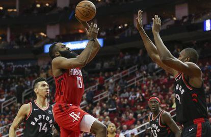 Harden lanza ante Ibaka.