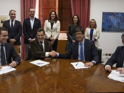 FOTO: Imagen de la firma del pacto entre el PP y Ciudadanos. / VÍDEO: Juan Marín explica el acuerdo.