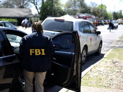Un agente del FBI, este lunes en la zona donde un paquete bomba ha matado a un chico de 17 a&ntilde;os y herido a una mujer.