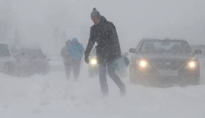 Fuerte nevada, este domingo en Kiev (Ucrania).