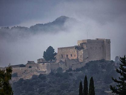 El massís, contundent i poderós, del castell templer de Miravet.