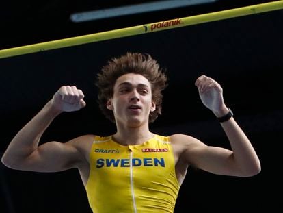 El sueco Armand Duplantis compite durante la final de salto con pértiga masculino en el Campeonato de Europa de Atletismo en pista cubierta en Torun, Polonia, el pasado 7 de marzo de 2021.