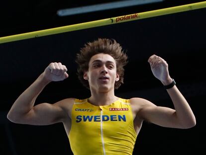 El sueco Armand Duplantis compite durante la final de salto con pértiga masculino en el Campeonato de Europa de Atletismo en pista cubierta en Torun, Polonia, el pasado 7 de marzo de 2021.