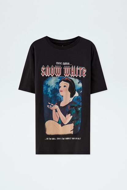 Camiseta de Blancanieves, en Pull & Bear (12,99€).