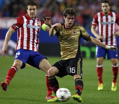 Gabi presiona a Poli durante el Atlético-Milan del miércoles.  