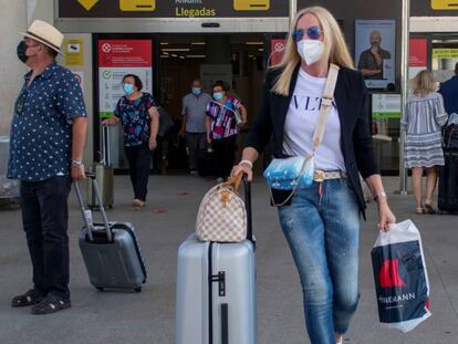 Pasajeros llegando al Aeropuerto de Son San Joan de Palma de Mallorca. 