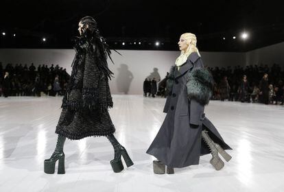Lada Gaga sigue los pasos de una modelo en el desfile en Nueva York de Marc Jacobs.