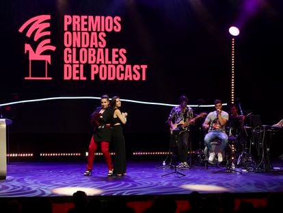 Las presentadoras de la gala, Carolina Iglesias (izquierda) y Victoria Martín, durante el inicio de la gala de la I edición de los Premios Ondas Globales del Podcast, este martes en Málaga.
