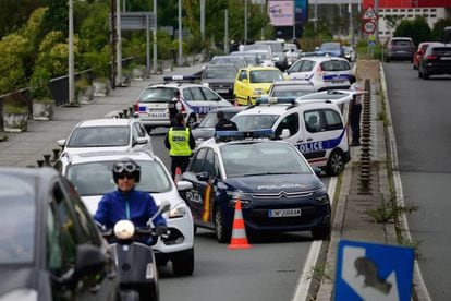 Una decena de coches policiales franceses y españoles criban el puente de Santiago entre Irún y Hendaya.