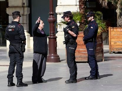 Agentes de la Ertzaintza patrullan las calles de San Sebastián.