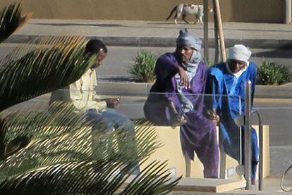 Dos tuaregs, a las puertas de un hotel en Trípoli.