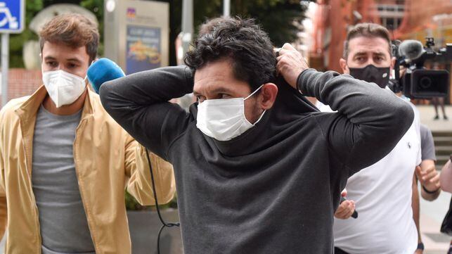 Uno de los tres acusados por agredir en grupo a un joven la madrugada del pasado domingo abandona el juzgado tras declarar ante el juez y quedar en libertad con cargos, el 30 de julio en Durango.