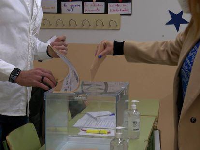 Un ciudadano deposita su voto en un centro electoral de Valladolid.