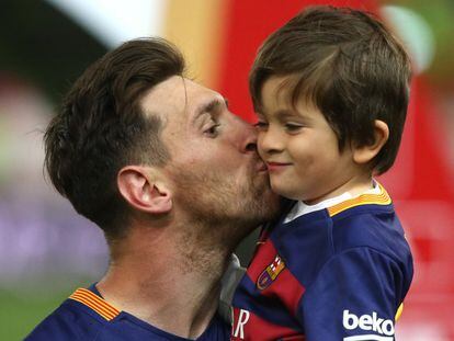 Messi besa a su hijo al finalizar el partido.