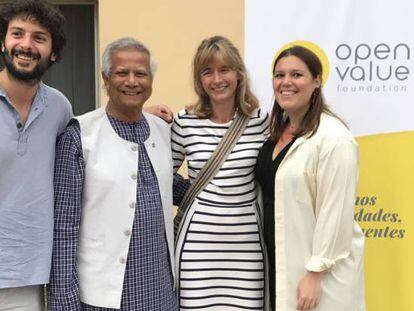 En el centro de la imagen, el Premio Nobel de la Paz, Muhammad Yunnus, junto con María Ángeles León, presidenta de GSI Investment, en una visita del primero a Madrid.