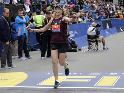 Kathrine Switzer cruza la meta de la marat&oacute;n de Boston, 50 a&ntilde;os despu&eacute;s de que intentaran expulsarla por ser mujer.