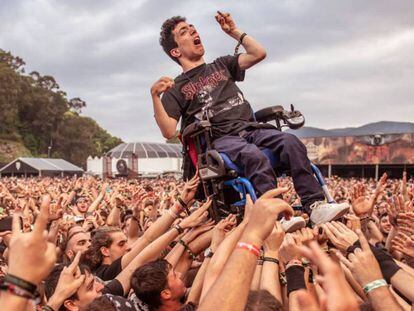 Un joven en silla de ruedas es alzado para que vea el escenario en un concierto del Resurrection Fest. En vídeo, así contamos el momento cuando sucedió.