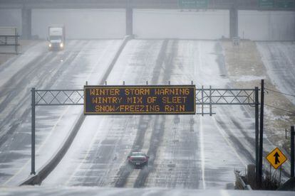 Una señal del departamento de Transportes de Georgia advierte a los conductores de las condiciones climáticas adversas que complican la circulación por la atupista 141.