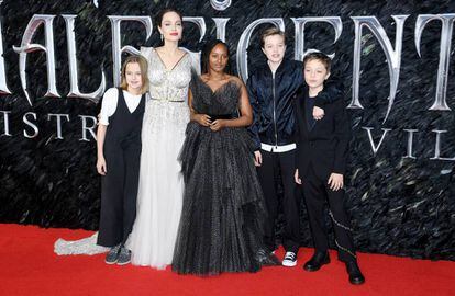 Angelina Jolie Con sus hijos Vivienne, Zahara, Shiloh y Knox, en el estreno en Londres de 'Maléfica: Maestra del mal'.