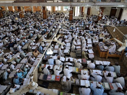 Cientos de alumnos acuden a una clase el pasado 11 de septiembre en la madrasa Haqqania, cerca de Peshawar (Pakistán).