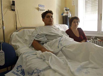 Carlos Zapata y su esposa, Maruja Arias, en el hospital Clínico de Madrid, donde permanece ingresado hasta que pueda viajar a Bolivia.