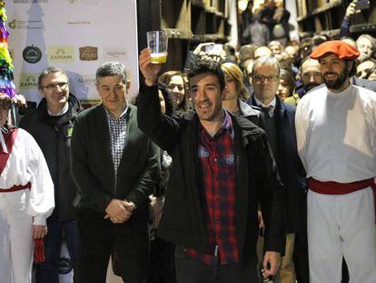 El cocinero Eneko Atxa alza un vaso de sidra en la apertura de la temporada del &#039;txotx&#039;.