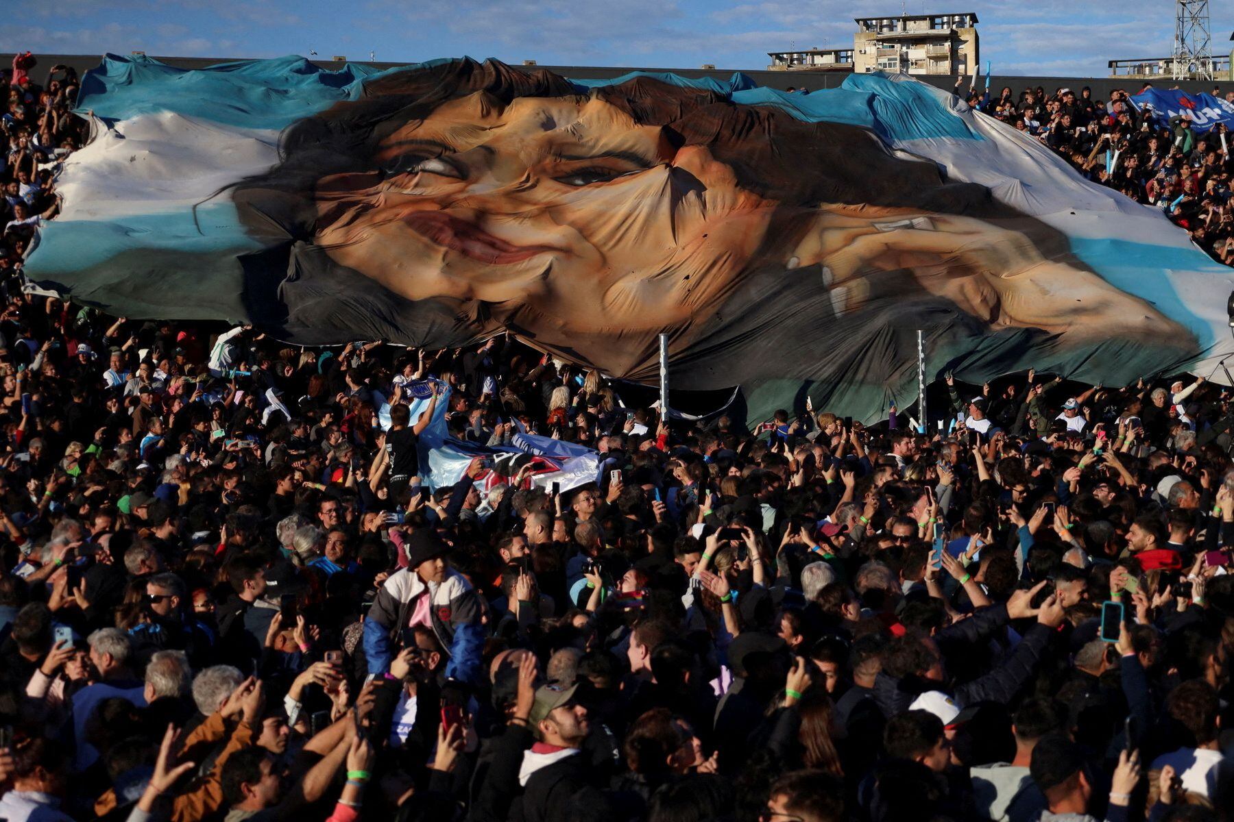 La multitud sostiene una pancarta con una imagen de Cristina Fernández de Kirchner, durante la inauguración del estadio Presidente Néstor Kirchner.