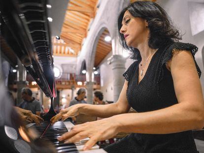 La pianista Karina Azizova, durante la presentación con el Coro de la Comunidad de Madrid en Manzanares el Real, el 9 de septiembre de 2023.