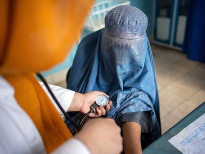 Naz, una mujer afgana de 20 años, se toma la tensión en el Centro de Salud Integral de Kadakhstan, en Herat, al oeste de Afganistán, el pasado 20 de agosto.