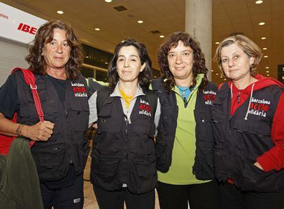 Las cuatro cooperantes, este sábado a su llegada al aeropuerto de Barcelona.