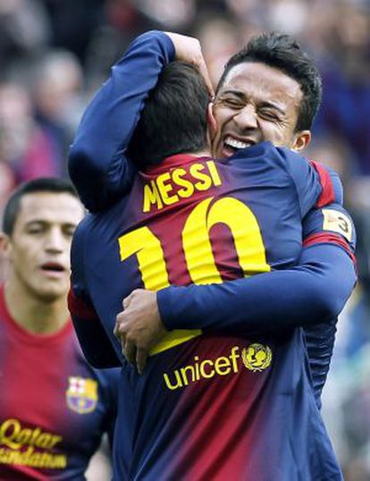 Thiago y Messi se felicitan tras un gol.