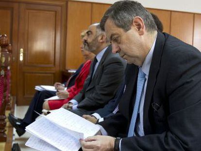 Miguel Osuna, junto al resto de los acusados, durante el juicio del caso Rilco en mayo de 2013.
