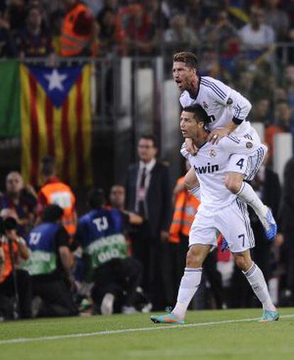Cristiano celebra su primer gol con Ramos.