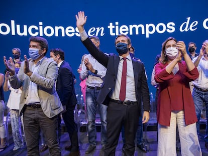 El presidente del PP valenciano, Carlos Mazón, con el presidente del PP nacional, Pablo Casado y la presidenta del PP de la ciudad de Valencia, María José Catalá.