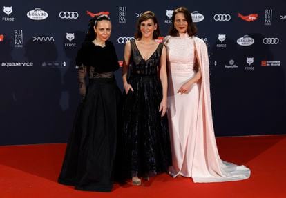 La compositora Zeltia Montes y las actrices Malena Alterio y Aitana Sánchez Gijón posan en la alfombra roja previa a la gala de la XI edición de los Premios Feroz.